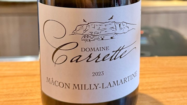 Label of Domaine Carrette wine, 2023 vintage, Mâcon Milly-Lamartine, featuring a drawing of a cliff and a house.