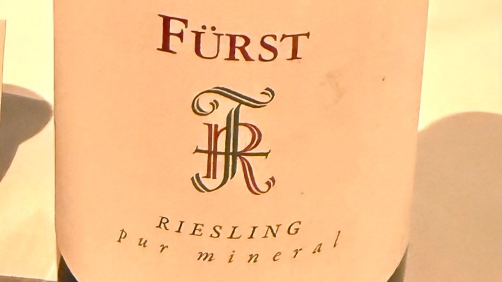 Close-up of the label of Fürst Riesling wine, featuring elegant typography and the phrase 'pur mineral'.