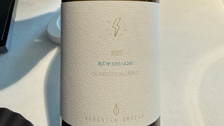 A close-up of a wine bottle label featuring a lightning bolt design, displaying '2023', 'BOT. Nº 3093 / 4.245', 'Godeo Calcareo', and 'Veronica Ortega'.